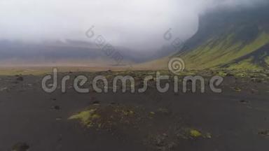 <strong>绿山</strong>，黑沙和苔藓.. 冰岛的风景。 鸟瞰图